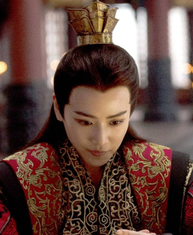 迪丽热巴|剧中令人惊叹的女扮男装，热巴赵丽颖没什么，看到她：雌雄莫辨！