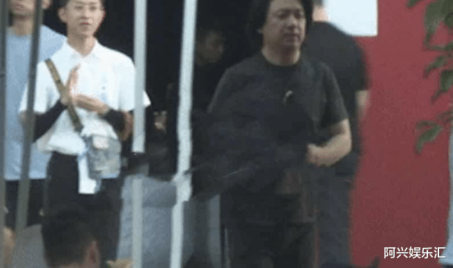 潘粤明|46岁潘粤明近照流出，圆脸胖肚尽显老态，减肥不成还把朋友带胖？