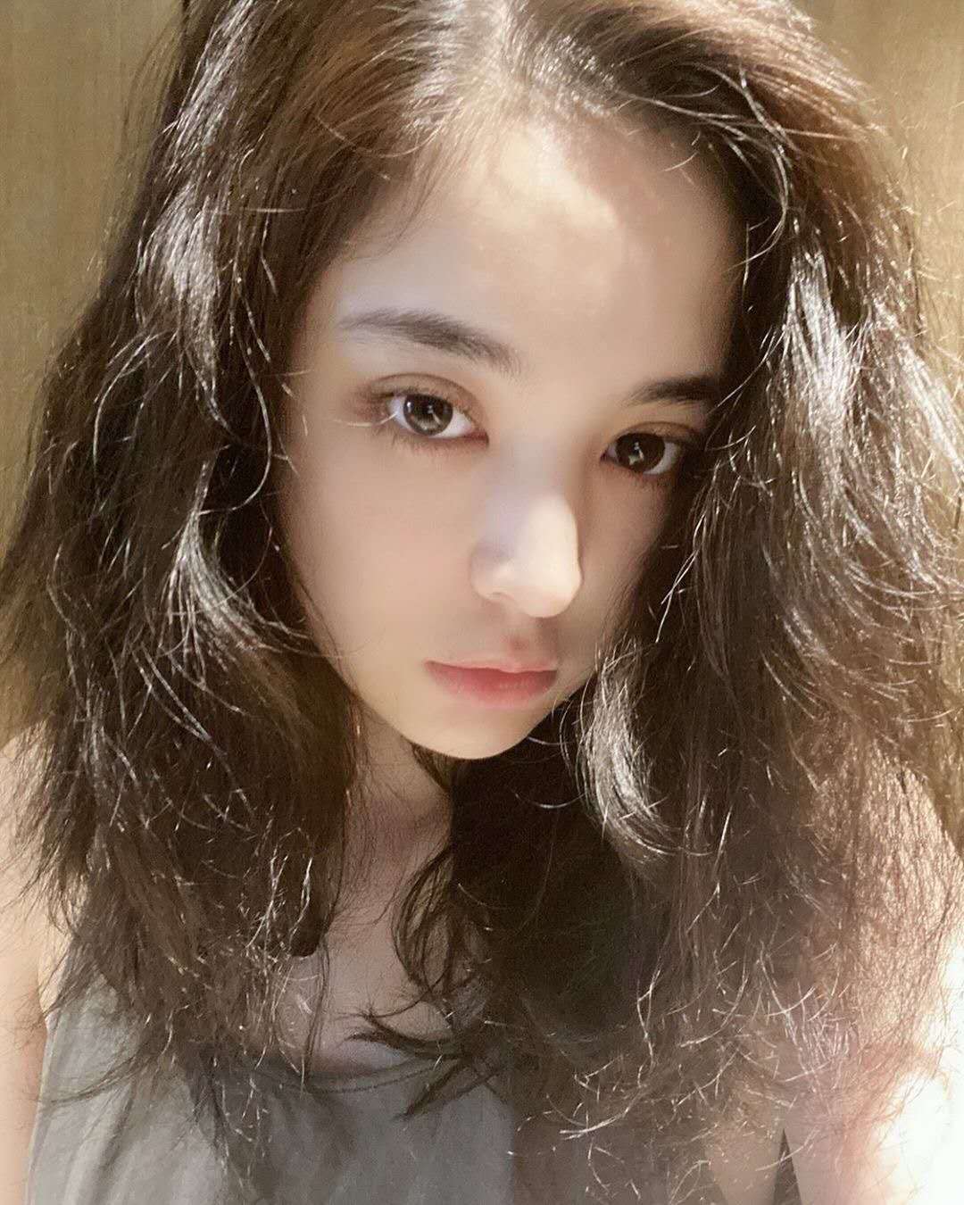 「电视剧」古力娜扎自拍头发炸毛，当离开美颜和滤镜后，全网颜粉沦陷了