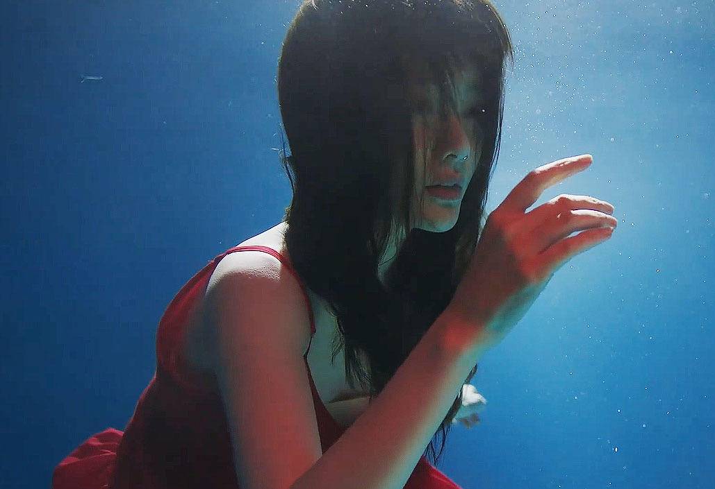 李小璐為復出挺拼的！穿紅裙水下拍MV表情淒美，曲風還是嘻哈范-圖3