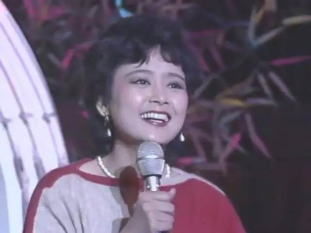 『央视春晚』曾是央视春晚女主持，事业巅峰期抛弃丈夫出国，今63岁单身无儿无女