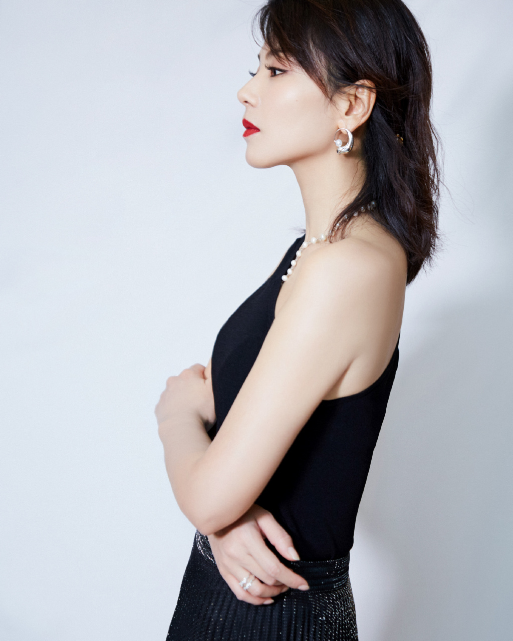 穿衣搭配▲41岁的刘涛剪掉长发，变锁骨短发搭配西服和牛仔裤，时髦减龄