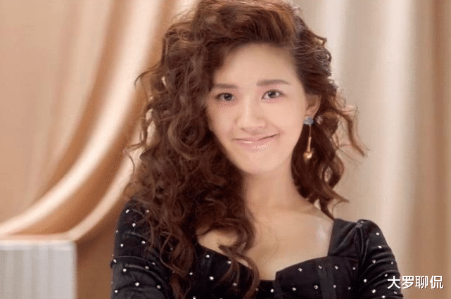 「赵露思」赵露思为何一直直发？当造型师突发奇想给她换羊毛卷：瞬间想脱粉