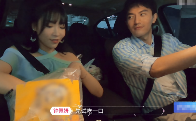 心动的信号|《心动的信号》女二用做嘬过的手套喂男二,男二反应,喜不喜欢很明显!