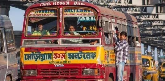 印度|印度女孩在中国搭公交时，竟提出无理要求，网友：醒醒吧这是中国