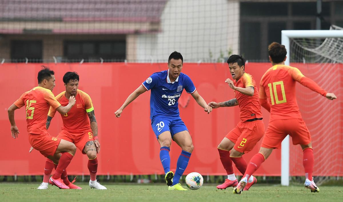 国足:李铁真聪明!亲手将国足10号球衣交给他,蒿俊闵、吴曦都没意见