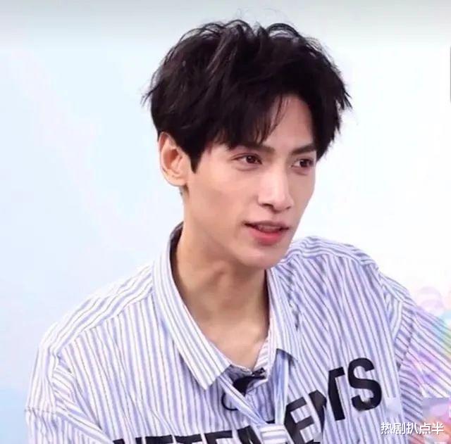 肖战@新生代古装六大神颜男主，肖战邓伦上榜，网友：第一难以服众