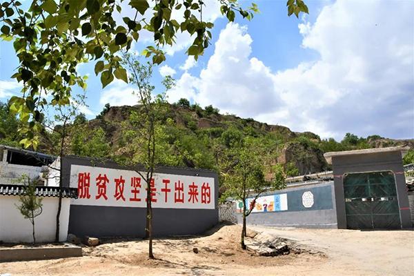 拼三张怎么玩法介绍:平坦的水泥路面干净整洁,淳朴的农家院落错落有致,家家户户的院落被收拾得干干净净、一面面文化墙图文并茂、树木成荫,耳闻目睹