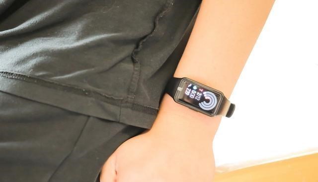 美团|大屏幕+十项运动全能+24小时心率检测,全面屏荣耀手环6使用体验