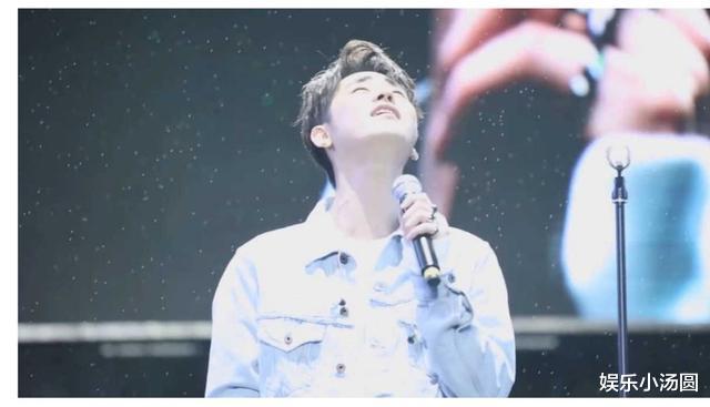 张云雷|张云雷参加音乐节，终于实现他的歌手梦，谁注意到他的走路姿势？