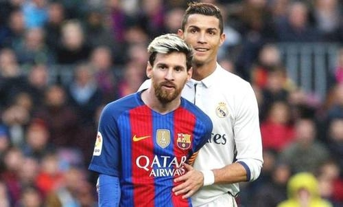 『C罗』球场上一边10个C罗,一边10个梅西,双方守门员一样,哪边会赢?