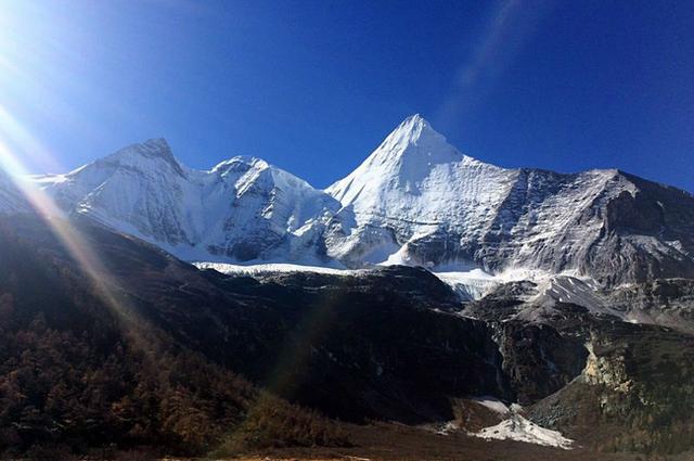 香格里拉|稻城亚丁又火了！当地人称其为香格里拉之魂，美国人都为之惊叹！