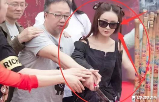 「楚乔传」4年前《楚乔传》开机，赵丽颖发型抢镜，谁注意半跪的苗苗了？