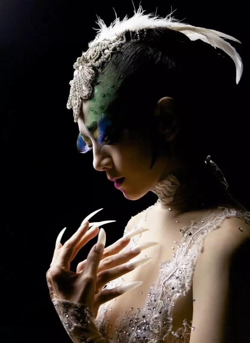 杨丽萍|她为了身材一生绝育绝食，每年美甲花费十几万，如今62岁成这样