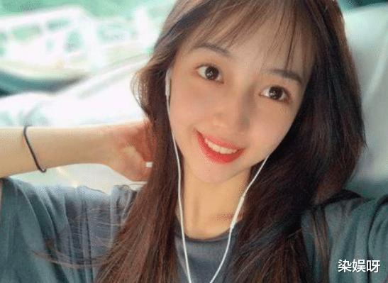 秦牛正威:刘雨昕虞书欣还在争C位,秦牛正威已接拍电影,她到底什么背景?