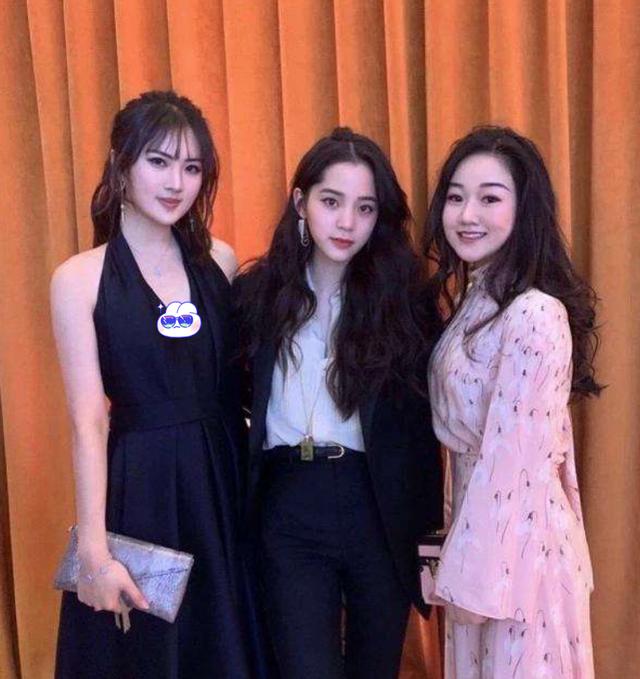 李嫣|李嫣闺蜜罕晒合照，任正非小女儿竟稳站C位，豪门二代果真是个圈