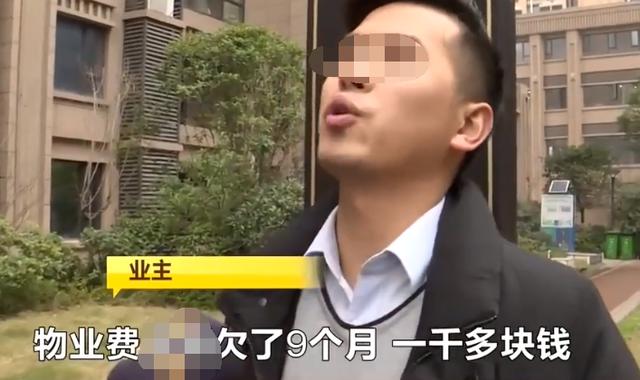 开发商通知业主拿房产证，不料却被物业扣住，更是提出霸王条款