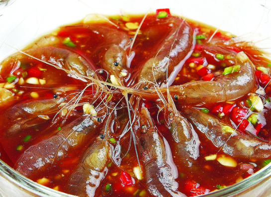 醉虾▲网红美食男主播，用96度白酒做“醉虾”，刚倒入白酒就发生变化，网友：作死