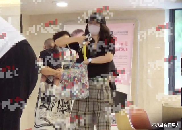 章子怡|章子怡怀三胎？小腹微隆扶腰走路，半年前刚为汪峰高龄产子