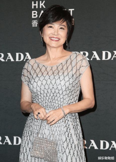「林青霞」65岁林青霞太惊艳了，穿网状印花连衣裙配短发亮相，气质高贵