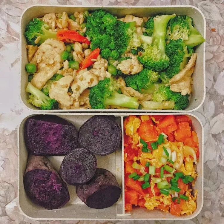 健身：独自绽放的“健身房一姐”：世界越不安，越是要健身！