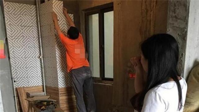 铺个墙砖师傅收费80一平方, 可铺到一半时他就后悔了