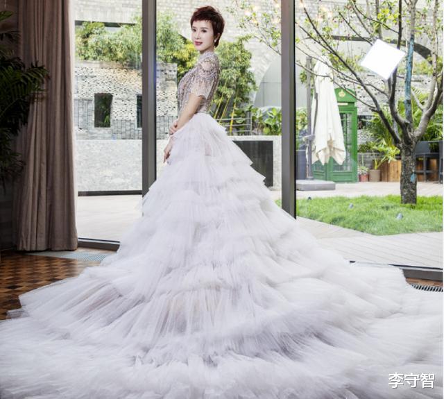 「潜规则」博纳影业副总裁去世疑因压力大，但总裁夫人未受行业影响风光依旧