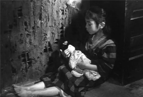 刽子手：日本最后被斩首的女人，刽子手连砍2刀都没死，第三刀她大喊3个字