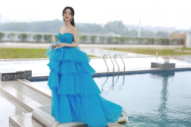赵丽颖|赵丽颖金鹰节身穿过季礼服被嘲，造型师发声回应质疑