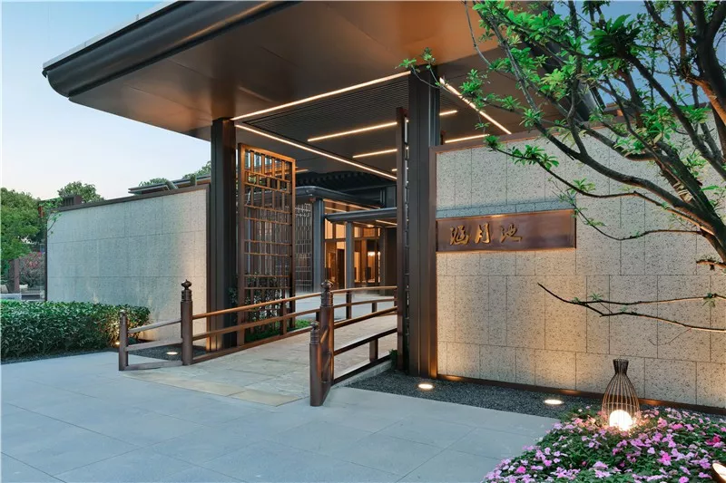 「」洗尽铅华承国风之韵，以新中式建筑之精髓将传统与现代结合，再现中国古典大宅之神韵！