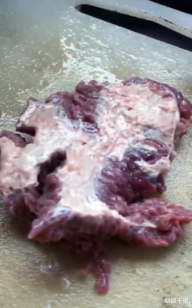 馬來西亞一男子拍到生牛肉在案板上瘋狂抖動，其母嚇到不敢做飯-圖3