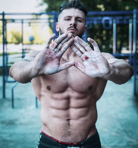 「街头健身」别人做一个引体向上都费劲,而“街健大神”却能负重120公斤