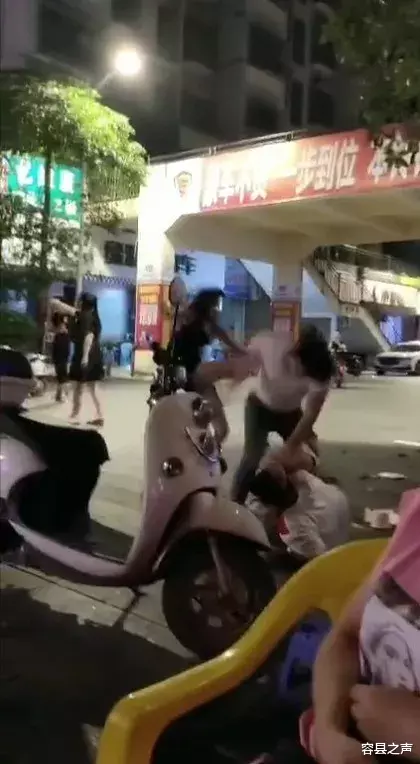 容县之声|广西一帮年轻人上演“江湖争斗”？闹市区动手为何？