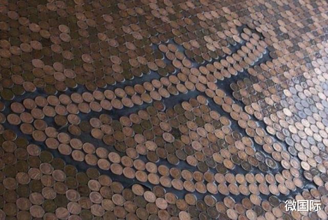 |因为没钱装修,小伙拿10万个硬币铺地板,没想到之后生意火爆