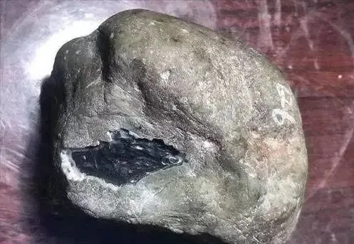 荷花|小伙1万4买的翡翠原石，切开后全是裂，却取出极品玻璃种！