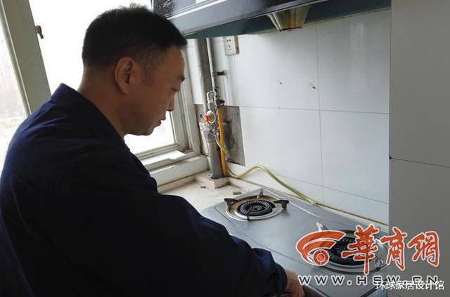 修天然气管道要砸一片瓷砖，钱该谁出引争议，18户停气4天！