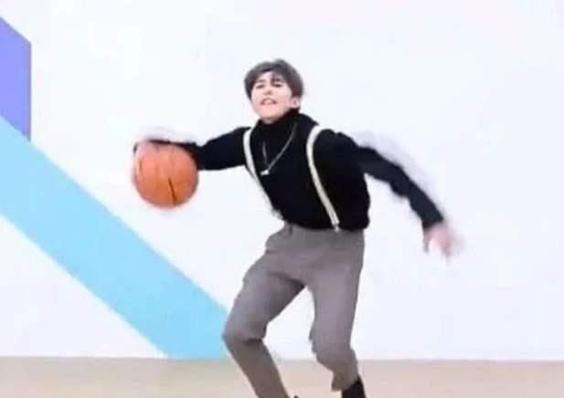 #蔡徐坤#《跑男》蔡徐坤吹球用力过猛下巴变形能锄地 网友：不符合进化论