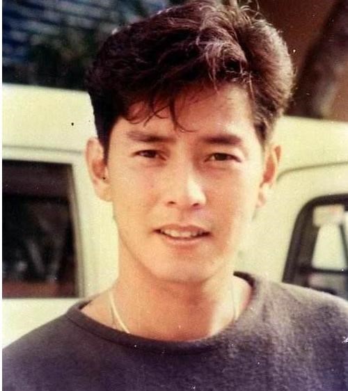 「谭咏麟」他是流行乐坛代表人物之一，如今69岁的他，事业成功家庭恩爱