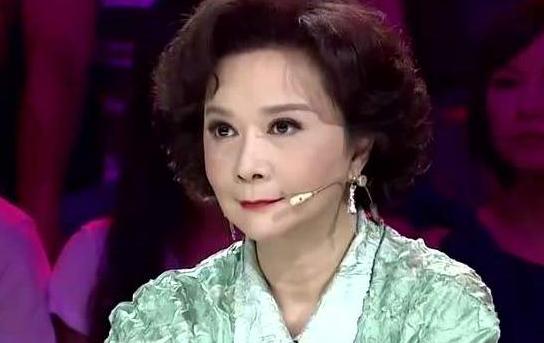 「蔡明」从“春晚钉子户”到无人追捧，蔡明名声尽毁的背后，是谁在作怪？