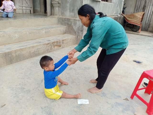 夏思思：残疾男子娶两任妻子生俩娃都有残疾，如今为给孩子治病坐轮椅卖货