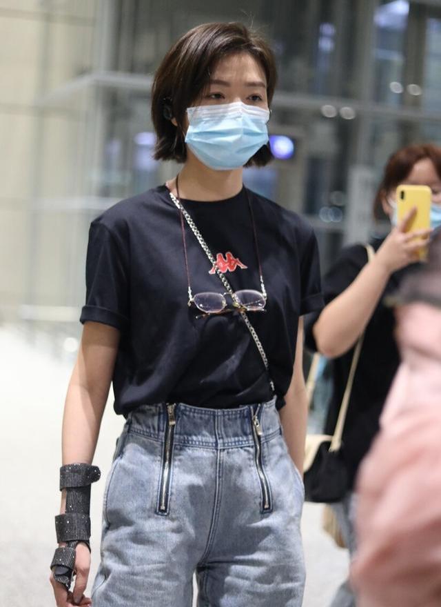 t恤|万茜短发太帅，简约T恤也能穿出高级风真让人羡慕，可以当男模了