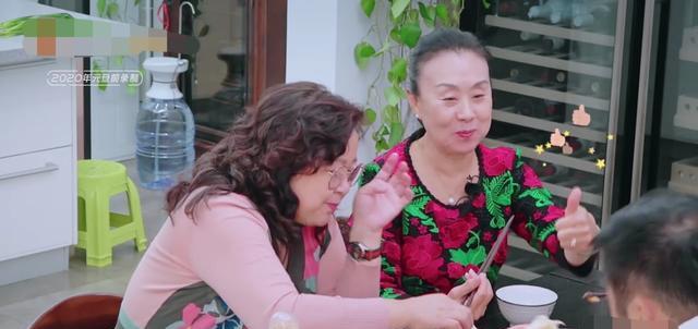 何雯娜▲何雯娜婚后从小户型搬豪宅,遇婆媳矛盾洒泪,老公调和显露高情商