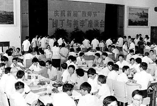 「」八十年代年轻教师争当班主任，现在却连赛课都不愿参加，为何？