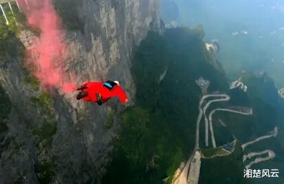 翼装飞行@失联翼装飞行女生已找到，可惜已身亡，天门山多次发生此意外事故