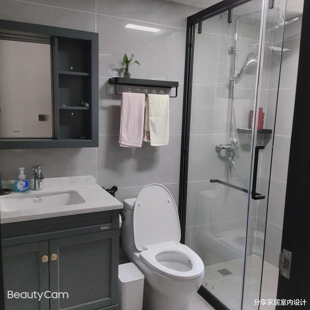 |她家花了十个月终于完工，简约又漂亮，客厅无主灯的设计很喜欢！