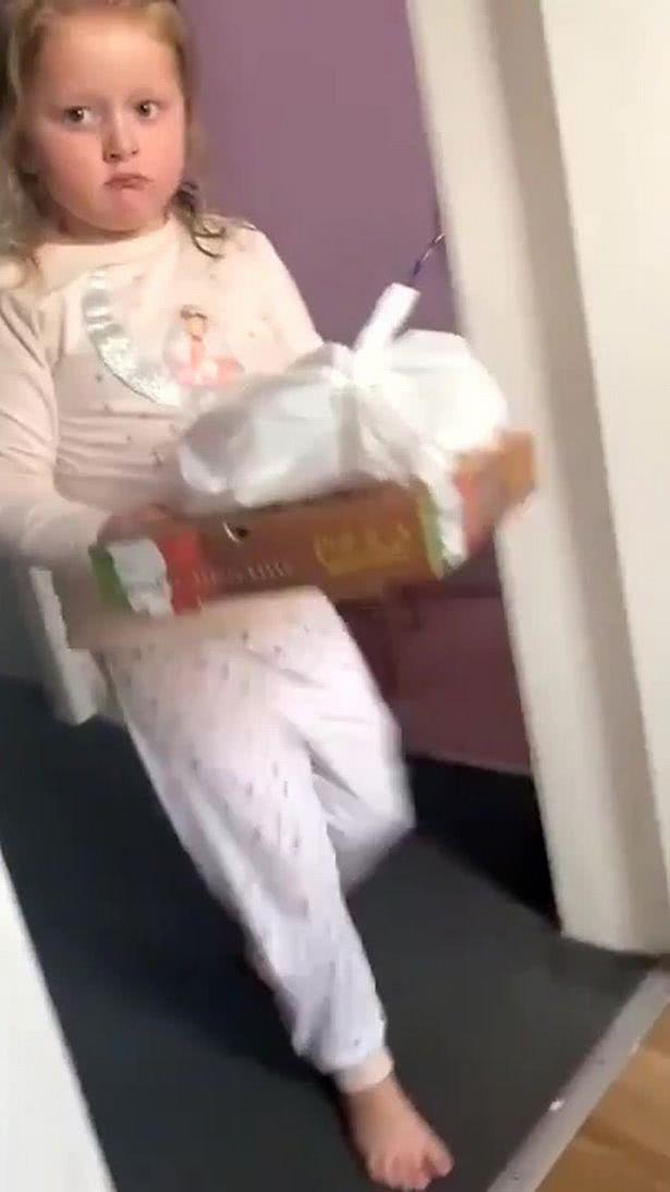 「快递」英国5岁女孩收了邻居的披萨快递，得知要送回时，一脸无辜