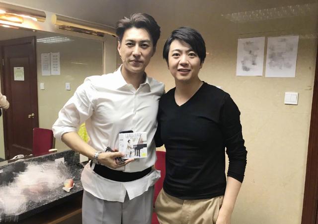 |郎朗晒出自己家豪宅，家里每个卧室都有钢琴，就连楼梯也像钢琴键