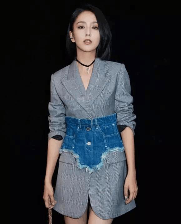 「佟丽娅」佟丽娅太会玩了！把牛仔裤拆了套腰上，效果意外显高，真时髦