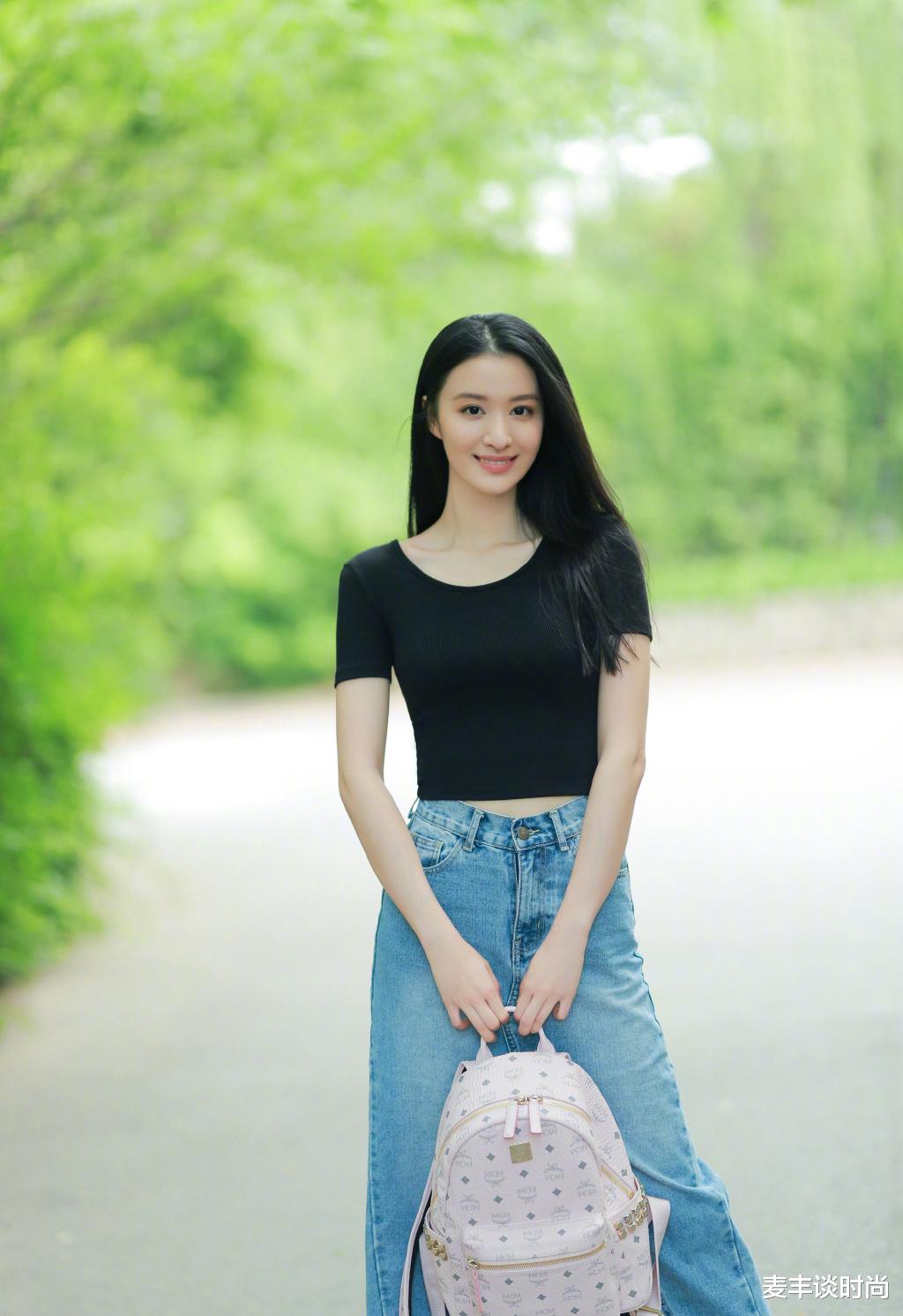 「清平乐」她演《清平乐》张贵妃走红，今穿露脐上衣牛仔裙，长发披肩好清纯