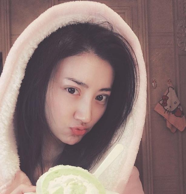 设计师|晒晒景甜现实中的家，客厅用的是老款电视，家庭条件没想象那么好